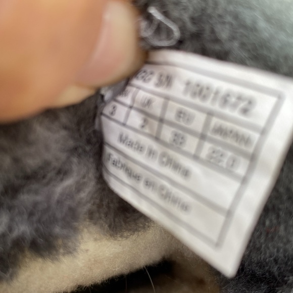 Girls UGGS - Picture 11 of 12